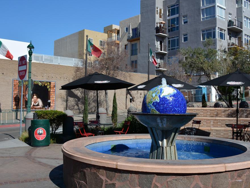 Plaza con fuente en Little Italy, San Diego